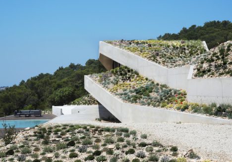 Lokale architectuur in Kroatië, een villa die zich voegt in het landschap op het Kroatische eiland Vis