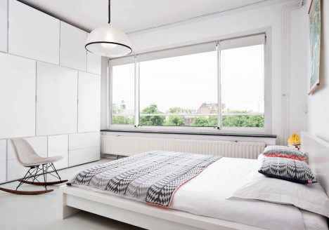lichte kastenwand in slaapkamer