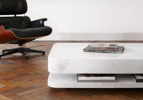 wit marmeren salontafel met eames lounge stoel